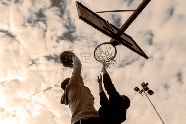 瑞典超保级附加赛被迫四次中断，球迷燃放烟火致人造草皮起火